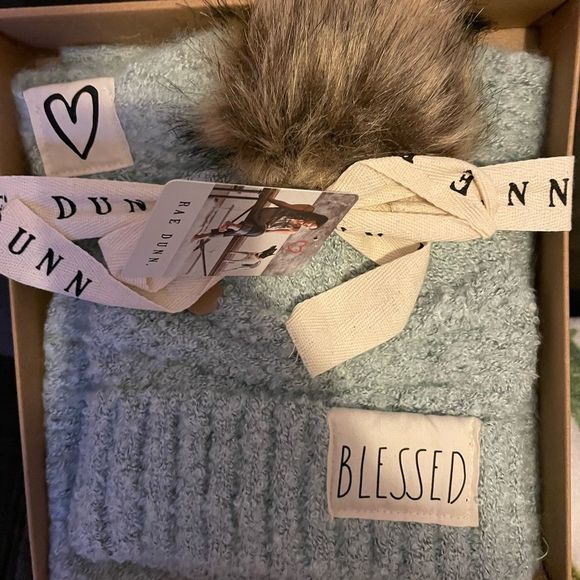 New rae dunn hat and scarf gift box set - Picture 3 of 4